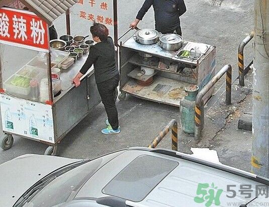 住窩棚夫婦倆十多年堅守女兒失蹤路口 如何預(yù)防孩子走失？