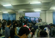 哪個學校學校窗戶突然倒塌？男生拼命護住女生 ！