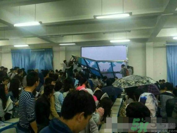 哪個學(xué)校學(xué)校窗戶突然倒塌？男生拼命護住女生 ！