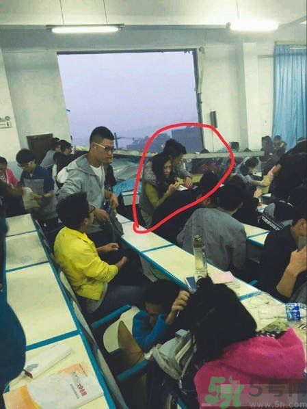 哪個學(xué)校學(xué)校窗戶突然倒塌？男生拼命護住女生 ！