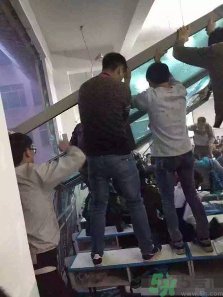 哪個學(xué)校學(xué)校窗戶突然倒塌？男生拼命護住女生 ！