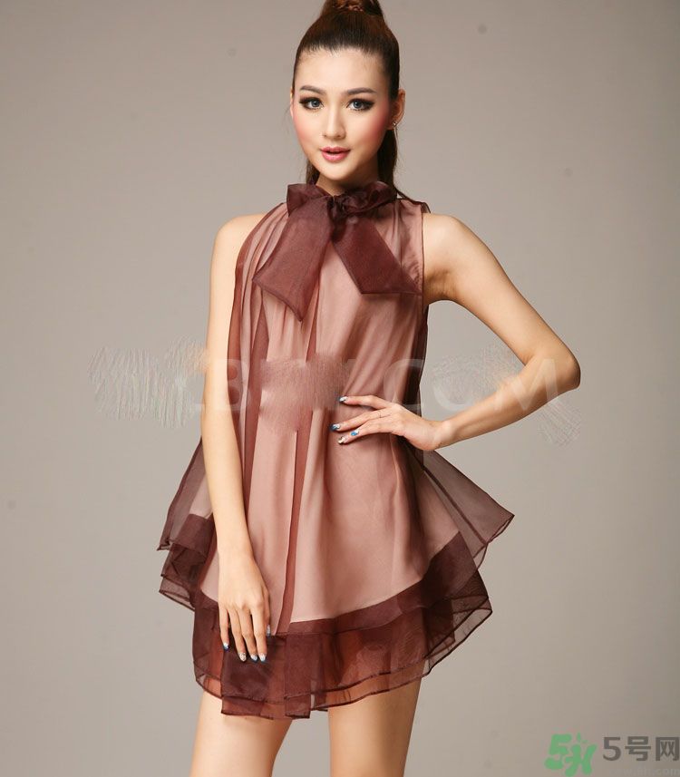 胸小的女生怎么穿衣服好看？胸小的女生怎么穿衣顯得胸大？