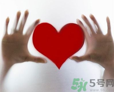 舌頭顏色發(fā)紫是什么原因？舌頭白白的是怎么回事？