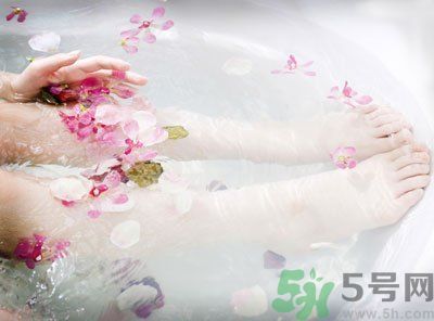用涼水洗腳還是熱水洗腳好？為什么熱水比涼水洗腳要好？