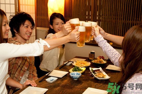 喝酒怎樣才能不傷身？飲酒要注意些什么？