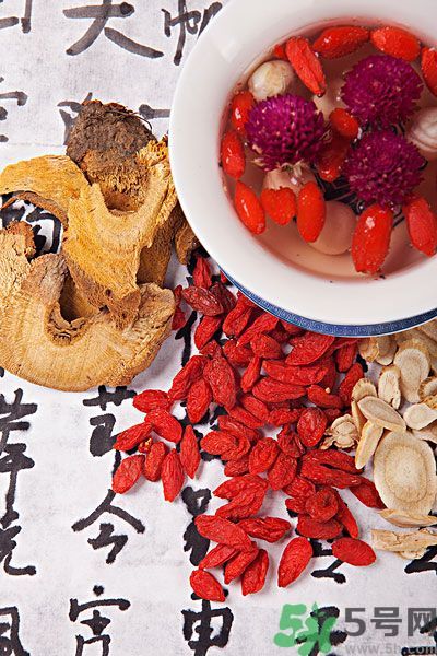 枸杞可以長(zhǎng)時(shí)間燉煮嗎？枸杞有什么功效？