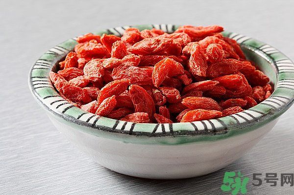 枸杞可以長(zhǎng)時(shí)間燉煮嗎？枸杞有什么功效？