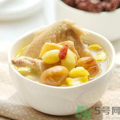 燉雞湯什么時(shí)候放鹽？燉雞湯不要先放鹽？