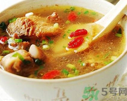 燉雞湯什么時(shí)候放鹽？燉雞湯不要先放鹽？