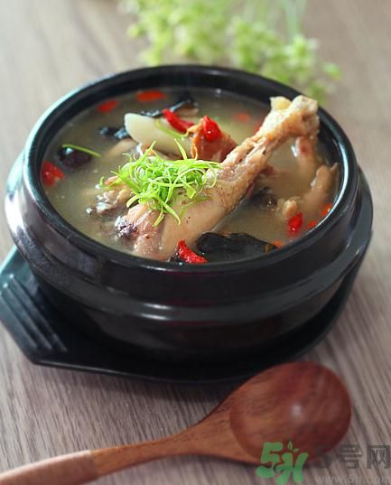 燉雞湯用冷水還是熱水？雞湯用冷水可以嗎？