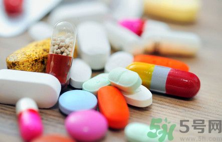 吃了感冒藥還可以喝咖啡嗎？感冒片和咖啡一起吃有什么影響？