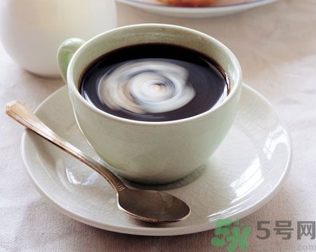 吃了感冒藥還可以喝咖啡嗎？感冒片和咖啡一起吃有什么影響？