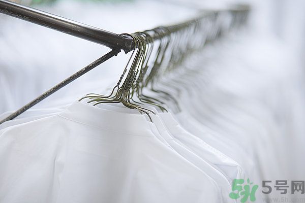 什么面料不容易皺？如何挑選不易皺的衣服？