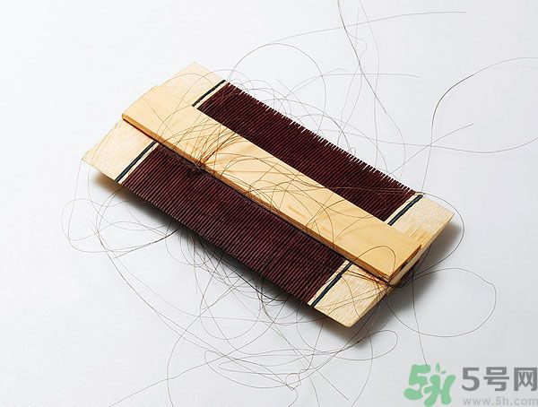 用哪種梳子不容易掉頭發(fā)？用什么梳子梳頭防掉發(fā)？