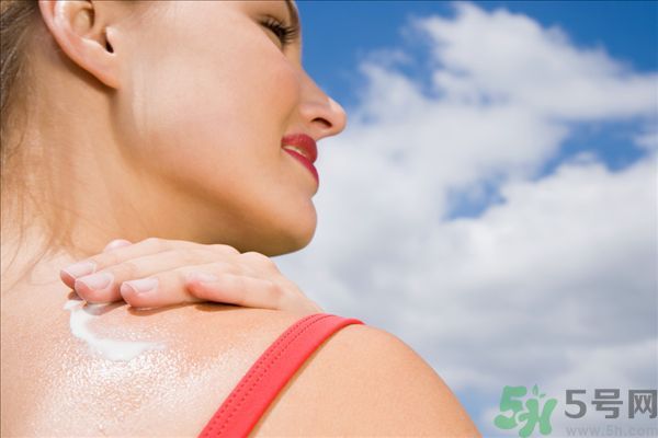 為什么涂了防曬霜還是會(huì)曬黑？涂防曬霜要注意什么？