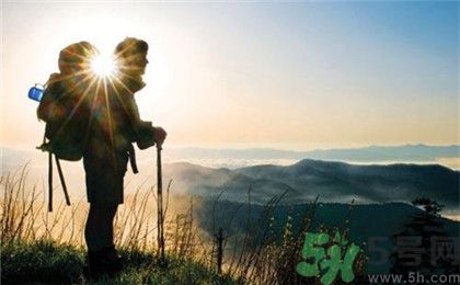 小伙辭職旅行3年帶回美國(guó)女友 徒步旅游裝備有哪些？