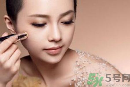 額頭出油是什么原因？額頭出油怎么辦？