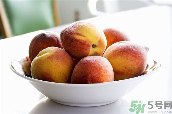 桃子上有紅點(diǎn)能吃嗎？桃子上有黑點(diǎn)可以吃嗎？