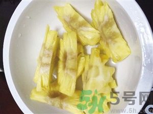 菠蘿里面發(fā)黑是為什么？發(fā)黑的菠蘿能吃嗎？