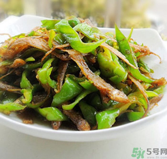 油燜干魚怎么做的？干魚怎么炒好吃？