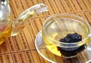 金銀花和胖大海能一起喝嗎?金銀花和胖大?？梢砸黄鹋菟葐?