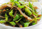 油燜干魚怎么做的？干魚怎么炒好吃？