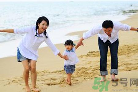 男童ktv熊抱強(qiáng)吻陪唱小姐是怎么回事？如何加強(qiáng)孩子的品德修養(yǎng)？
