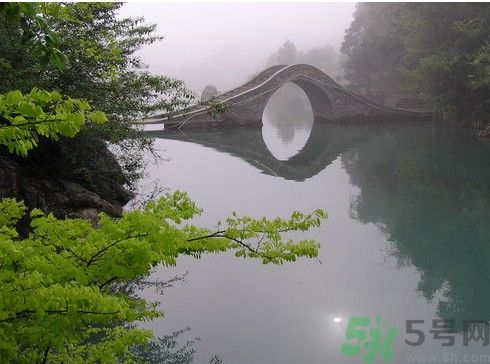 西安一高校多名學生嘔吐腹瀉原因是什么？多名學生嘔吐腹瀉是哪個學校？