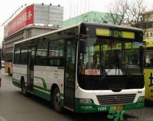 開蘭博基尼上下班的人是誰？開蘭博基尼上下班開的是哪輛公交車？