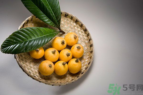 枇杷能跟百合一起煮嗎？ 枇杷能和銀耳一起煮嗎？
