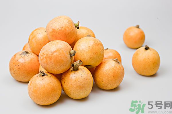 枇杷能跟百合一起煮嗎？ 枇杷能和銀耳一起煮嗎？