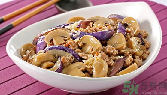 茄子可以炒蘑菇嗎？茄子炒蘑菇吃好嗎？