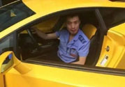 開蘭博基尼上下班的人是誰？開蘭博基尼上下班開的是哪輛公交車？