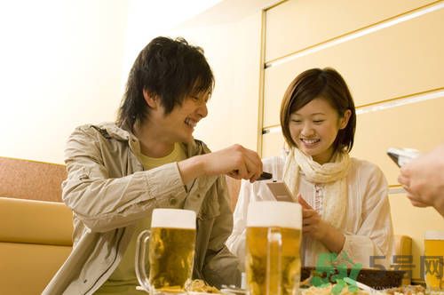 過期啤酒能喝嗎？過期啤酒喝了會怎么樣？