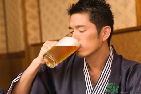過期啤酒能喝嗎？過期啤酒喝了會怎么樣？