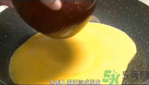 我的滑板鞋蛋包飯?jiān)趺醋?？我的滑板鞋蛋包飯的做法?/h1>

時(shí)間：2016-05-19 08:35:38 編輯：本站整理 462
分享至：



 c_4(); 
接著放入調(diào)料翻炒然后做蛋皮蛋皮做好了把蛋皮剪成鞋子的形狀拿米飯做成鞋子不對也許是腳的樣子 
上一頁    2/3    下一頁
 b_4(); 


海帶是發(fā)物嗎?海帶是不是發(fā)物?
海帶是海鮮嗎?海帶是不是海鮮?

網(wǎng)站首頁
返回欄目


相關(guān)文章

1蕎麥怎么做成面條？蕎麥面條怎么做好吃？浏览:3468 2涼糕怎么做好吃?四川涼糕的做法與配方浏览:1万+ 1泡椒鳳爪是生的嗎？泡椒鳳爪怎么做？ 2甜的涼面怎么做？甜涼面怎么做好吃？ 3菱角怎么做好吃？菱角的做法有哪些？ 4萬無一失的糖醋汁怎么做？糖醋汁的作用？ 5雪糕糯米糍怎么做？雪糕糯米糍好吃嗎？ 6什么是鏡面蛋糕？鏡面蛋糕怎么做？ 


熱門文章


豬各部位肉的名稱圖片全解巴沙魚到底能不能吃？吃巴沙魚有什么危害嗎 

C位是什么意思？明星站C位是什么意思腌咸雞蛋一斤放多少鹽？腌咸雞蛋10斤需多少鹽？木耳要焯水嗎?木耳怎么焯水?10寸蛋糕多大 10寸蛋糕夠幾個(gè)人吃蛋糕尺寸適合多少人？6寸的蛋糕4個(gè)人吃夠嗎？鮮百合吃多了會(huì)中毒嗎?鮮百合的吃法禁忌低糖水果有哪些？十大低糖水果排行榜海螺怎樣吃才正確圖解？海螺哪里不能吃圖示海螺哪個(gè)部位不能吃 海螺不能吃的部位圖解麥飯石鍋有害嗎？麥飯石鍋的危害糯米和江米是一種米嗎 東北圓糯米才叫江米6寸蛋糕多大 6寸蛋糕直徑多少 


5H跟帖 
















網(wǎng)友評論僅供其表達(dá)個(gè)人看法，并不表明5h立場。





		var mydate = new Date();
		var year = mydate.getFullYear();
		var month = mydate.getMonth();
		var day = mydate.getDate()
		var nowdate = year+"-"+month+"-"+day
		
		$("#imageField").click(function(){
			var commentcont = $(".comment-text").val();
			if($(".comment-text").val()==""){
				alert("您沒什么話要說嗎？");
			}else{
				var data = {
					nomember:1,
					saytext:commentcont,
					id : $("#id").attr("value"),
					ecmsfrom : $("#ecmsfrom").attr("value"),
					classid : $("#classid").attr("value"),
					enews : $("#enews").attr("value"),
					repid : $("#repid").attr("value")
				};				
				$.ajax({
					type: "POST",
					url: "/e/pl/doaction.php",
					data: data,
					dataType:'text',
					success: function(msg){
						$(".comment-text").val("");
						$(".comment-body").prepend('<li><div   id="y3um3yq"   class="combd-title"><span id="4e2pdsj"    class="title">本站網(wǎng)友:匿名</span><span id="hmh28ib"    class="time">'+nowdate+'</span></div><p class="combd-bd">'+commentcont+'</p></li>')
					}
				});
			}	
		})	
	
 
