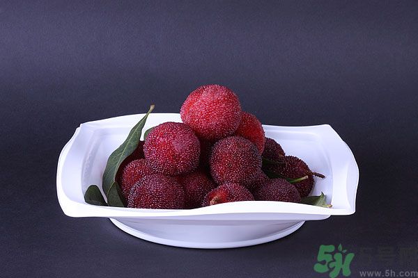 吃楊梅時可以喝茶嗎？吃楊梅時喝茶有什么壞處？