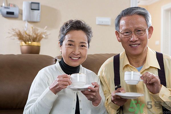 吃楊梅時可以喝茶嗎？吃楊梅時喝茶有什么壞處？