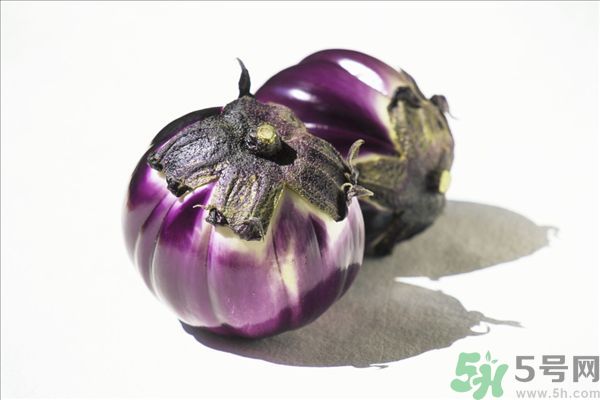 茄子里面有黑點(diǎn)能吃嗎？茄子里面黑了能吃嗎？