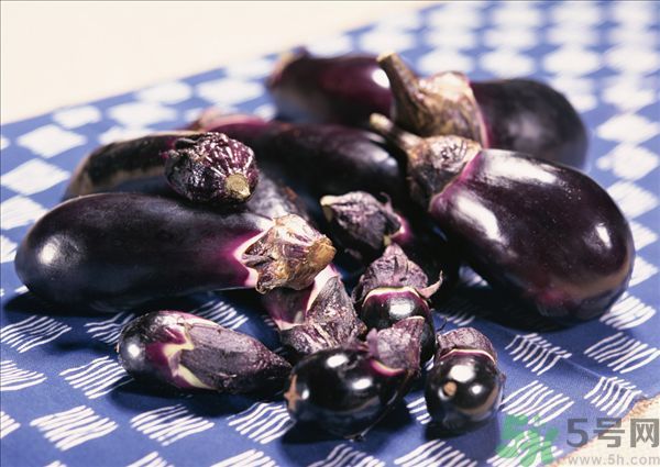 茄子里面發(fā)棕色能吃嗎？茄子里面有褐色能吃嗎？