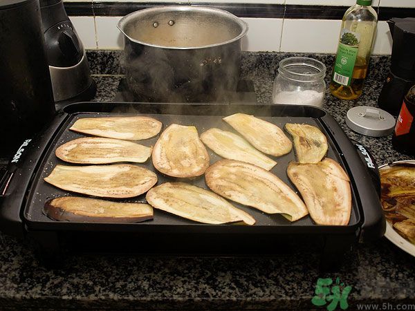 茄子里面發(fā)棕色能吃嗎？茄子里面有褐色能吃嗎？