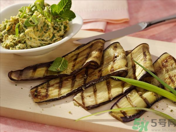 茄子里面發(fā)棕色能吃嗎？茄子里面有褐色能吃嗎？