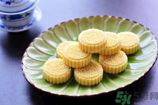 吃綠豆糕能喝啤酒嗎？吃綠豆糕喝啤酒好不好？
