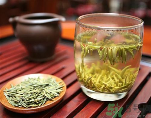 吃綠豆糕能喝啤酒嗎？吃綠豆糕喝啤酒好不好？