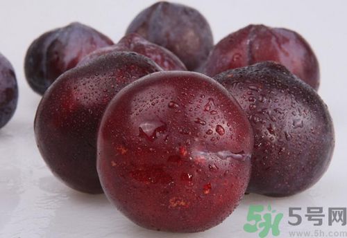 李子紅色甜還是黑色甜？李子黑色的比較甜嗎？