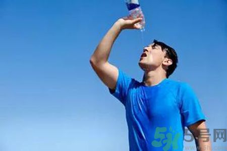 為什么我夏季特別容易出汗？夏季愛出汗怎么辦？