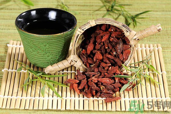 泡枸杞要用開(kāi)水嗎？泡枸杞的水越熱越好嗎？