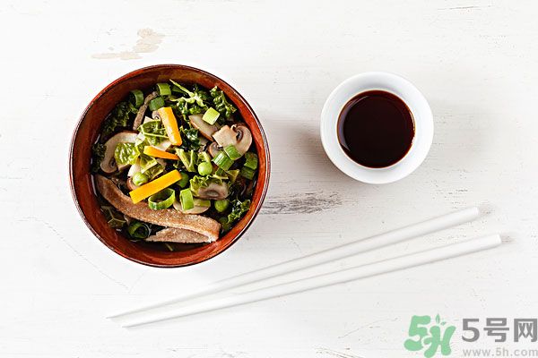 涼拌生菜放生抽還是老抽？涼拌菜放什么醬油好？