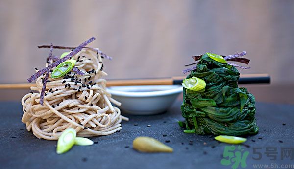 涼拌生菜放生抽還是老抽？涼拌菜放什么醬油好？