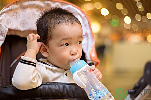 如何讓寶寶養(yǎng)成愛喝水的習(xí)慣？兒童智能水杯有啥功能？